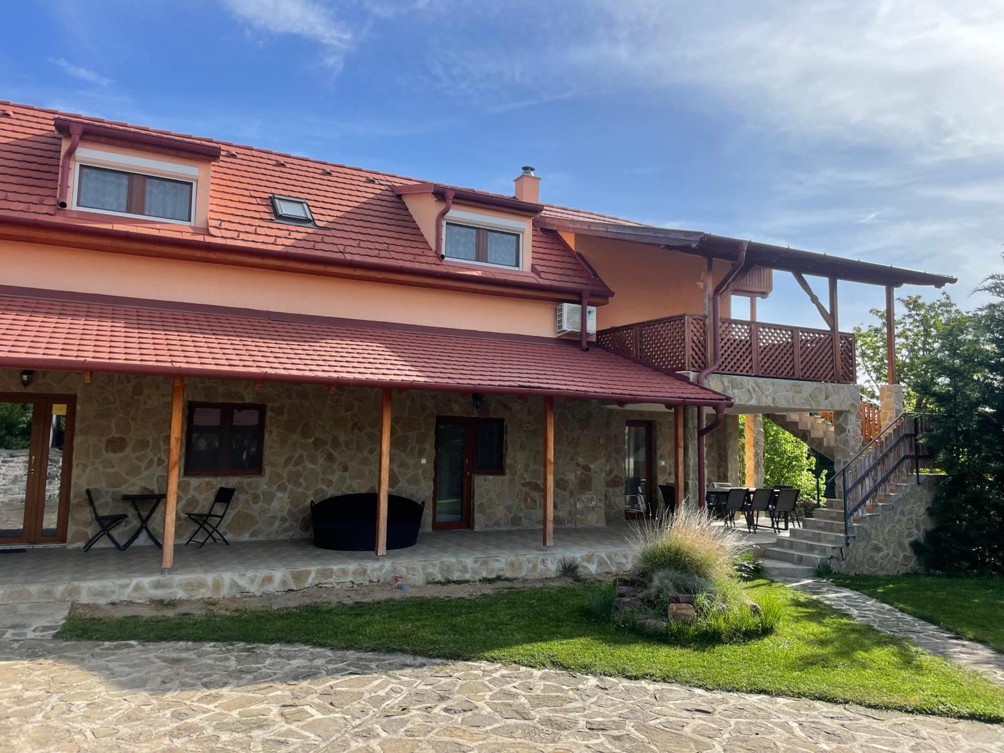 Szoegedi Villa Бадачоньтомай Екстер'єр фото